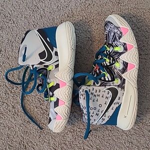 Nike Kyrie 4 11c basketball 🏀 shoes EUC